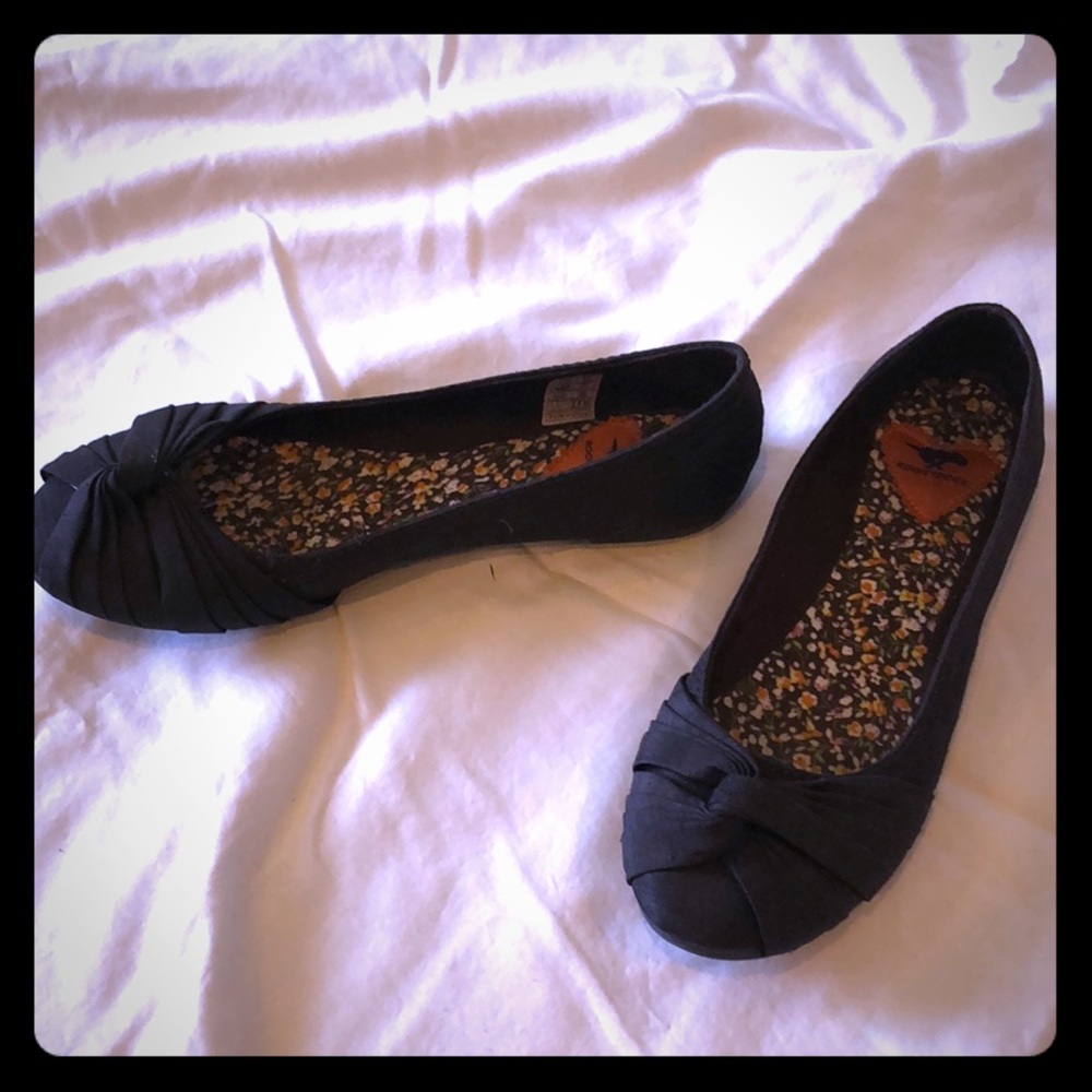 Brown crossover-toe flats